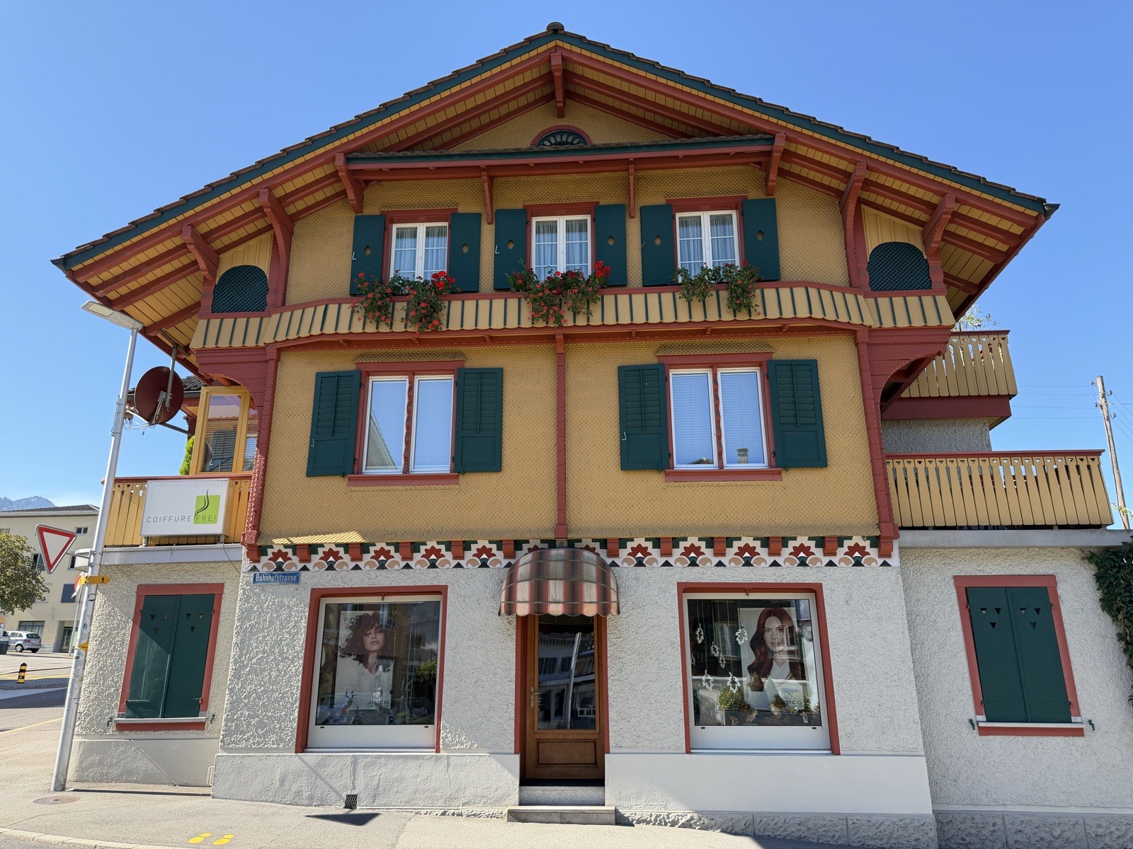Historisches Haus von 1740 an der Brünigstrasse in Sachseln mit dem Coiffeursalon im Erdgeschoss
